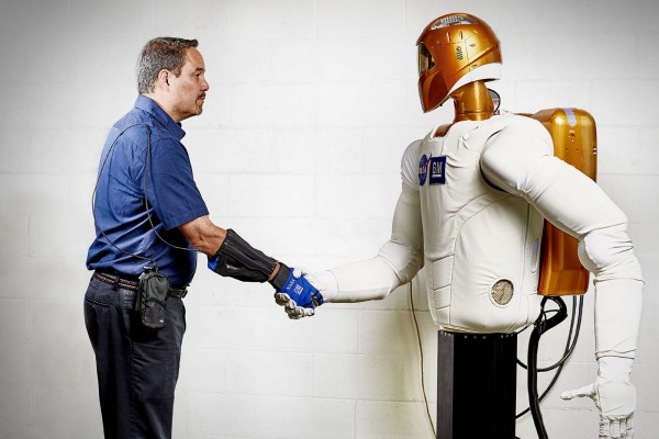 通用和NASA合作的自动助力手套RoboGlove即将投入使用