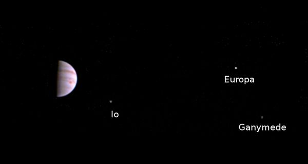 这是“朱诺号”探测器进入木星轨道后拍摄的第一张照片