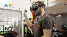看完这段视频，你还敢在公共场合玩VR游戏吗？