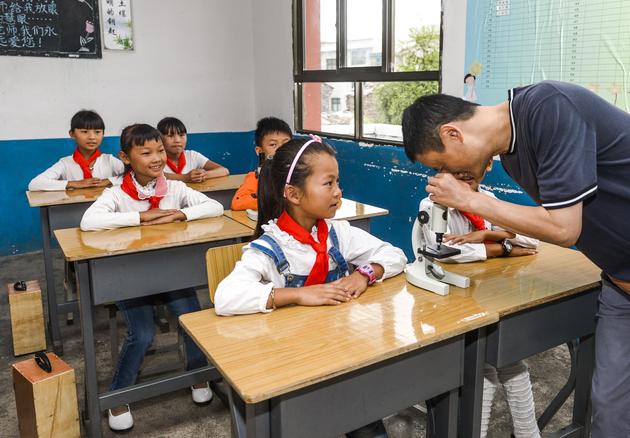 贵州乡村来了一位新老师 马云雨中上课为教育也是拼了