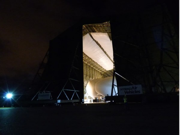 全球最大飞行器“屁股”首次在英国展开舱外测试