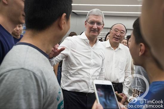 苹果CEO库克现身重庆苹果旗舰店 重庆市长黄奇帆陪同