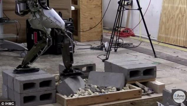 谷歌人形机器人再进化：能在废墟上行走 平衡能力要赶超人类了！