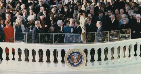 特朗普宣誓就职美国第 45 任总统，回顾那些年美国总统的就任一瞬