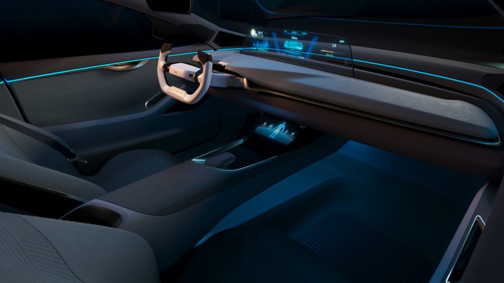 威马正式发布 EX5-Z，同场亮相的还有纯电轿车的量产概念版 Maven